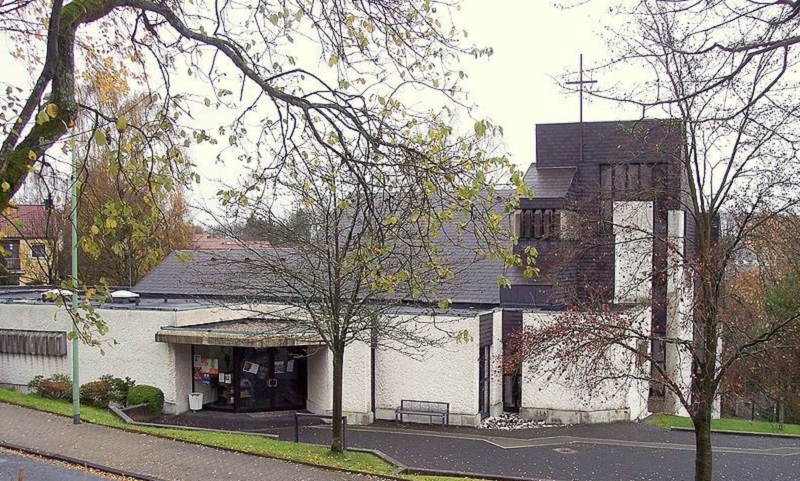 Markuskirche-außen-DurchBaum